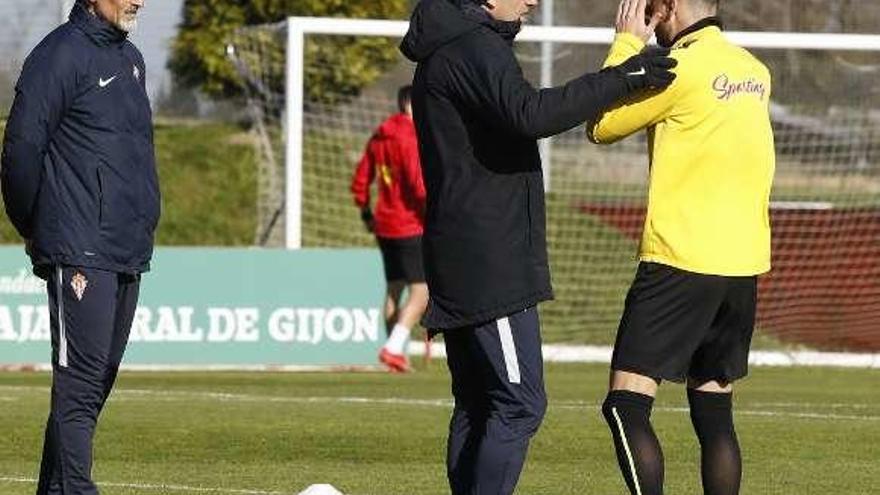 Javi Fuego, a la derecha, dialoga con Djukic antes de retirarse del entrenamiento de ayer en Mareo.