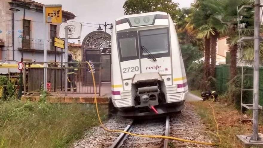 El tren incendiado, ayer, aparcado en Poo.