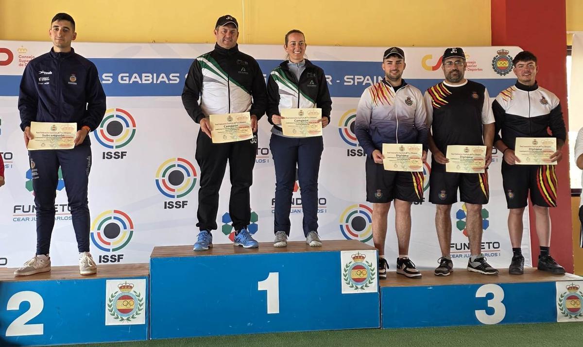 Fátima Gálvez, en lo más alto del podio, tras ganar el oro por equipos.