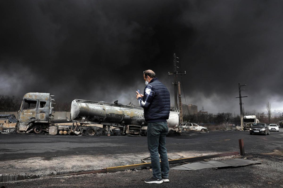 Un hombre iraní observa cómo el humo continúa elevándose desde la Shahran Oil Refinery tras un ataque aéreo la noche del pasado 8 marzo de 2026 en Teherán, Irán