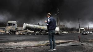 Un hombre iraní observa cómo el humo continúa elevándose desde la Shahran Oil Refinery tras un ataque aéreo la noche del pasado 8 marzo de 2026 en Teherán, Irán