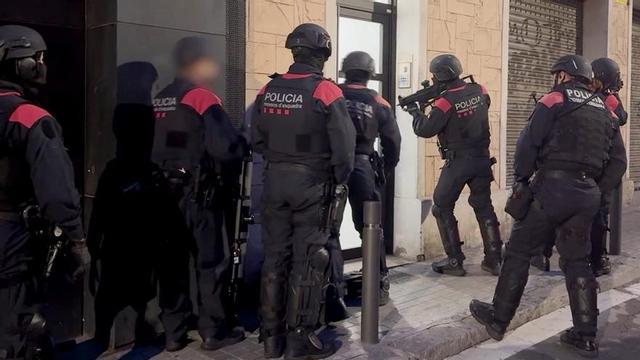 Agents dels Mossos durant l’operació en què es va desarticular la banda. | MOSSOS D’ESQUADRA
