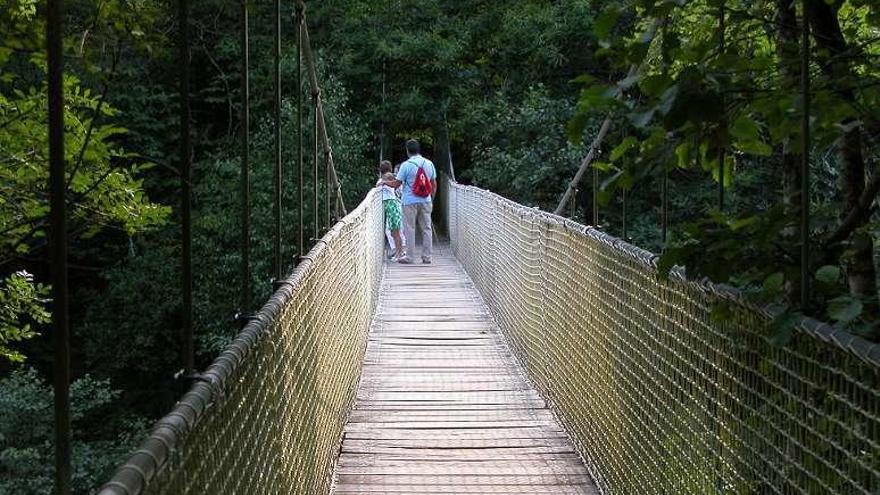 Dos senderistas en un puente de las Fragas do Eume.