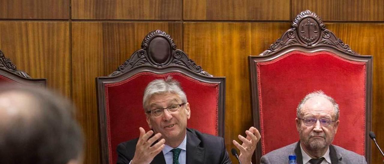 Luis María Díez-Picazo, a la izquierda, durante su intervención, junto al presidente de la Real Academia Asturiana de Jurisprudencia, Leopoldo Tolivar.