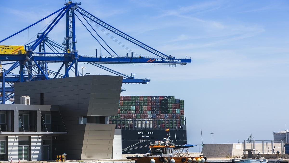 Terminal de contenedores en el puerto de València.