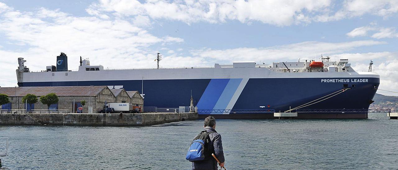 El barco “Prometheus Leader”, con seis marineros contagiados con la variante india, confinado en el Puerto de Vigo.