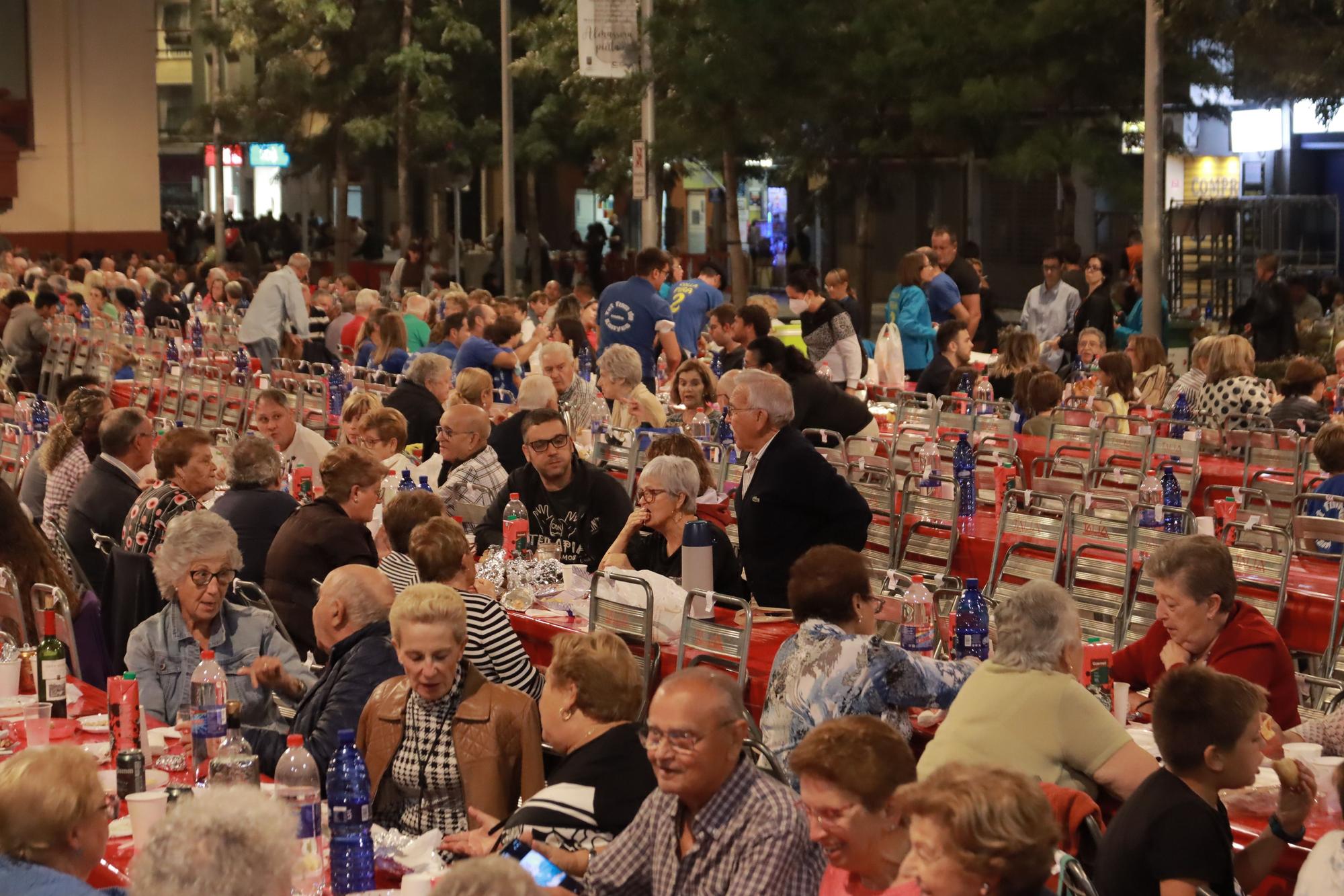 Búscate entre los comensales de la cena de 'pa i porta' en Almassora