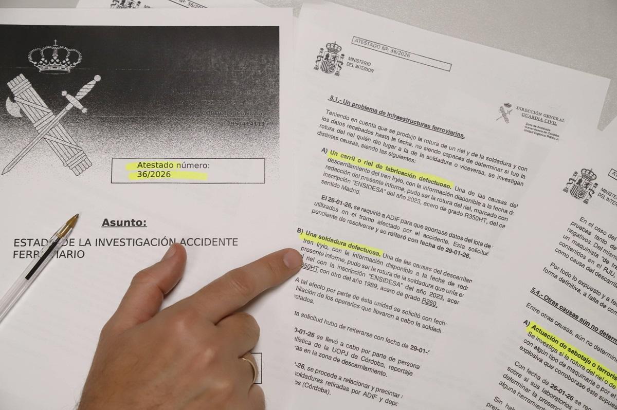 Un periodista de Diario CÓRDOBA  trabaja con el informe de la Guardia Civil sobre el estado de la investigación del accidente de Adamuz entregado el 5 de febrero en el juzgado.