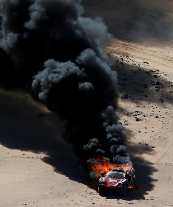 Dakar 2020: El espectacular incendio de un coche en pleno desierto