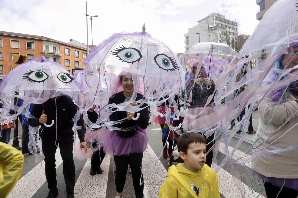 EN IMÁGENES: La Hermandad de festejos de El Lloreu cierra por todo lo alto el Antroxu en la zona oeste de Gijón en su regreso tras más de una década
