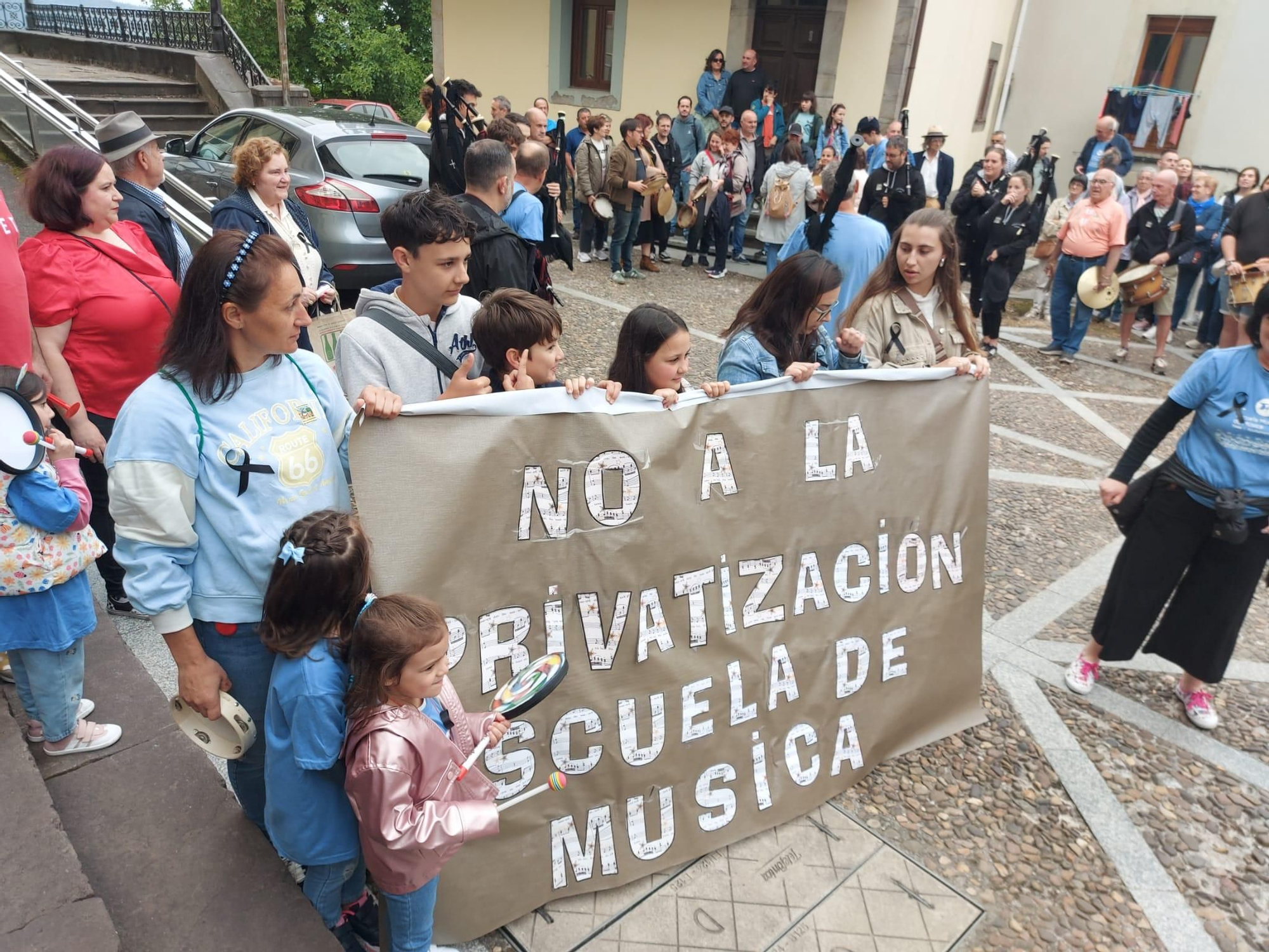 En imágenes: Así fue la manifestación contra el cierre de la Escuela de Música de Tineo