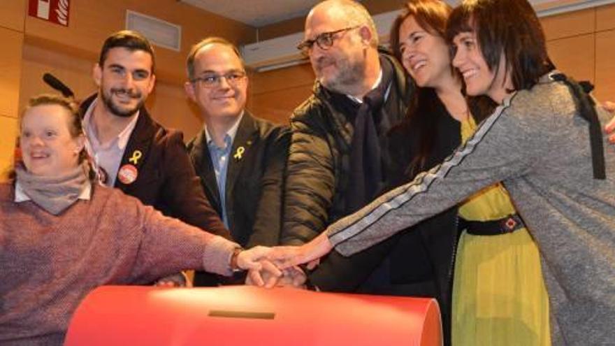 Per la dreta, Aurora Madaula, Laura Borràs, Eduard Pujols, Jordi Turull i Lluís Vall, ahir a l&#039;acte de Berga