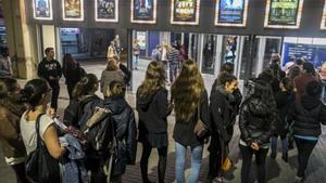 Adolescentes hacen cola para entrar en un cine en Barcelona.