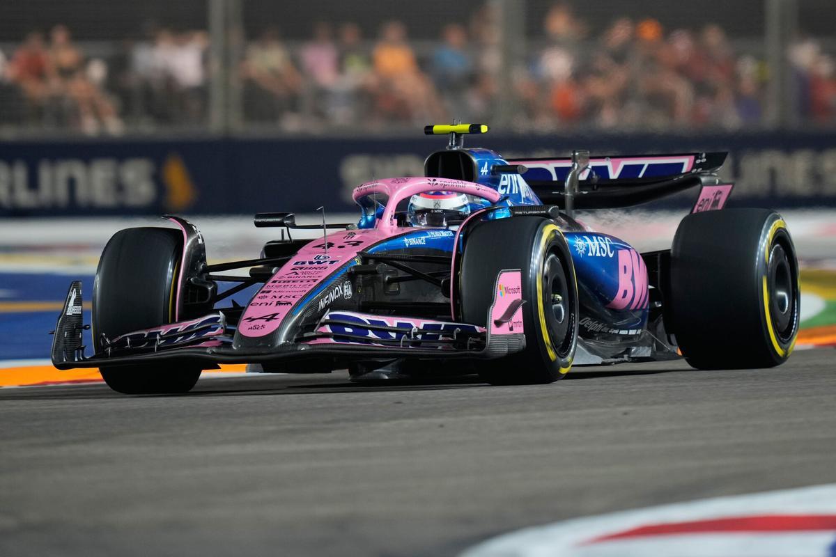 Alpine driver Franco Colapinto of Argentina steers his car during the Singapore Formula One Grand Prix at the Marina Bay Street Circuit in Singapore, Sunday, Oct. 5, 2025. (AP Photo/Vincent Thian) Associated Press/LaPresse