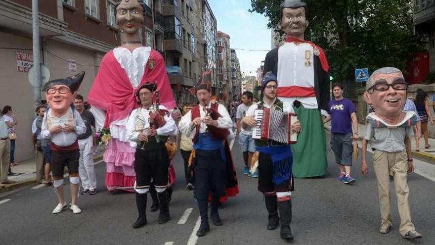 Gigantes y cabezudos encabezaron la procesión. // Noé Parga