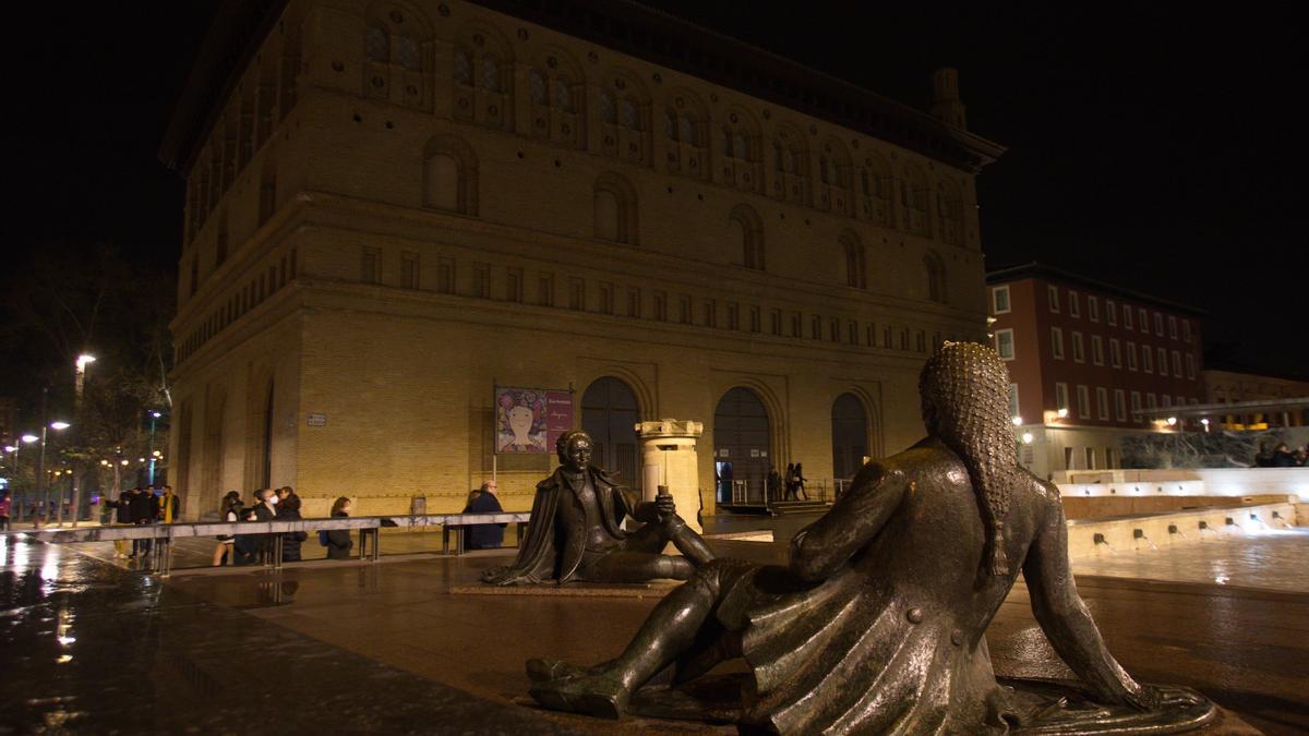 Lo Lonja de Zaragoza, este sábado, con las luces apagadas.