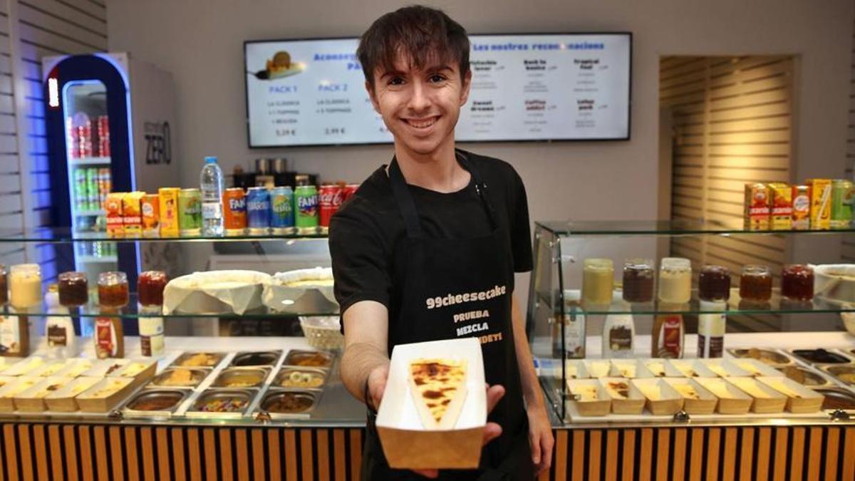 Roger Bettosini posa amb un dels seus famosos pastissos de formatge al local de Gràcia de 99Cheesecake.