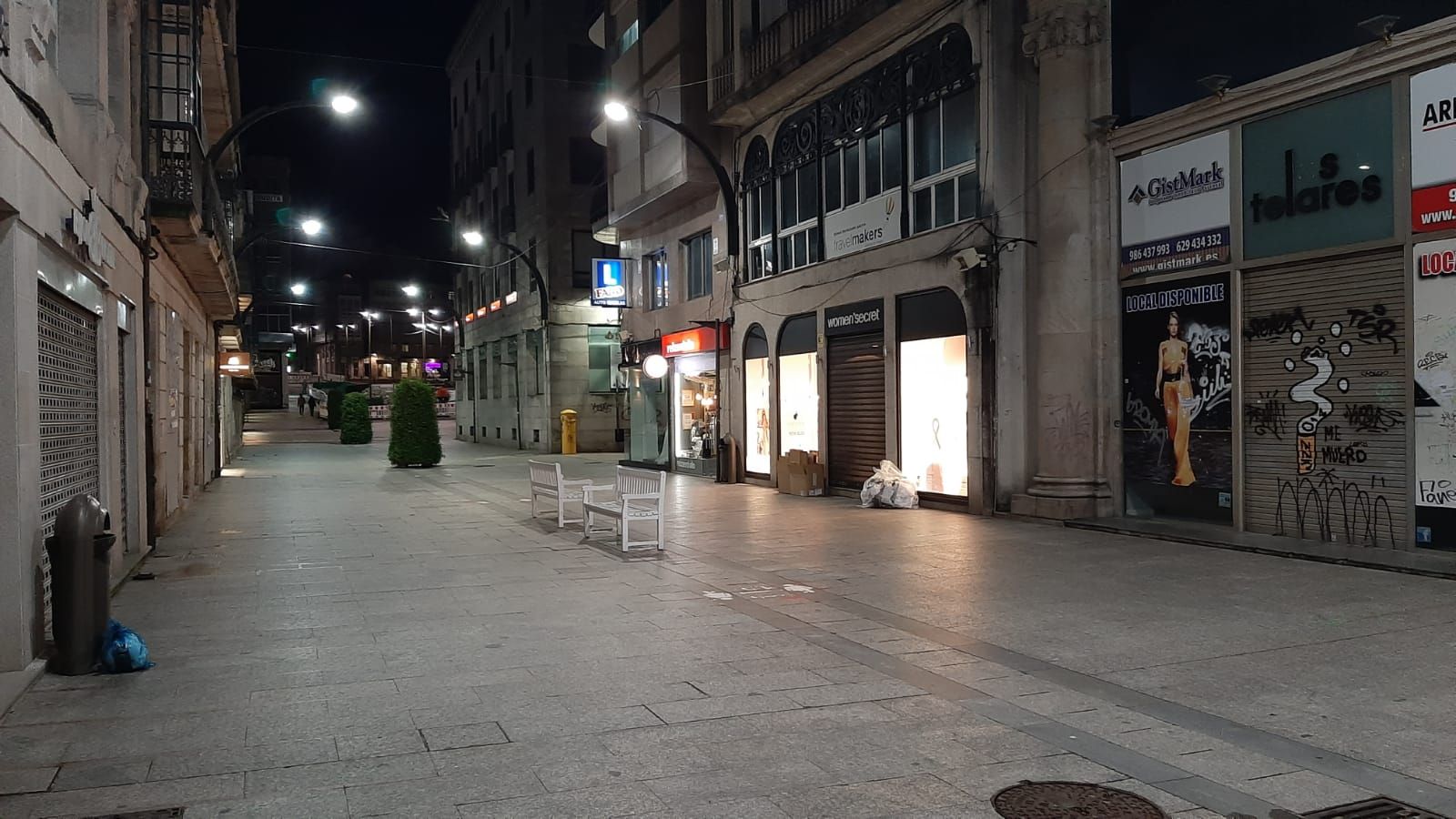 Vista de las calles de Vigo vacías durante el toque de queda