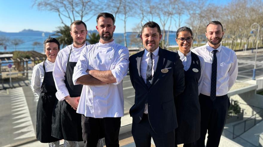 El equipo del restaurante Beira, con el chef Alberto Llorente y Jacobo Fernández da Rocha, responsable de sala, a la cabeza. Febrero 2023. Hotel Attica21 Samil