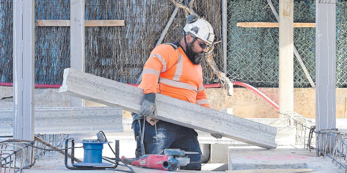 Un obrero de la construcción trabaja en una edificación.