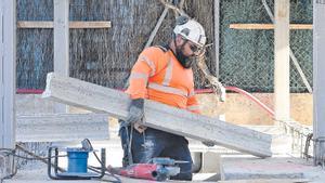 Un obrero de la construcción trabaja en una edificación.