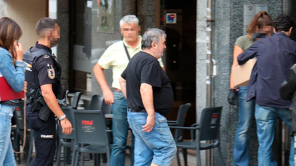 El detenido, ayer, conducido a su piso, donde se practicó un registro domiciliario.