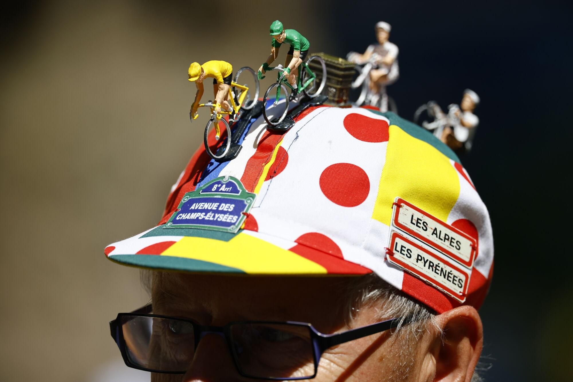 Caen (France), 09/07/2025.- A fan wearing a cap stands at the finish line of the 5th stage of the Tour de France cycling race, an Individual Time Trial over 33km in Caen, France, 09 July 2025. (Ciclismo, Francia) EFE/EPA/MARTIN DIVISEK