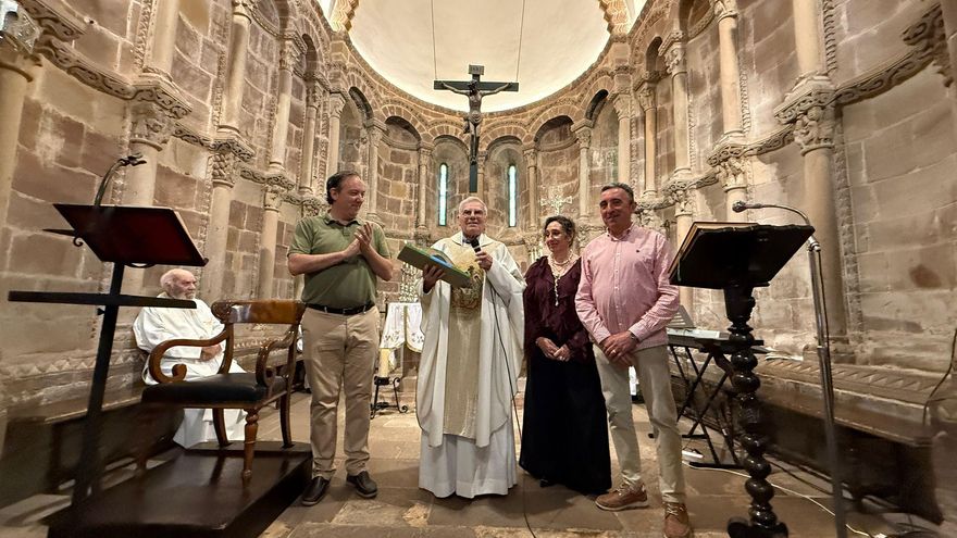 EN IMÁGENES: Amandi homenajea al sacerdote Carlos Capellán