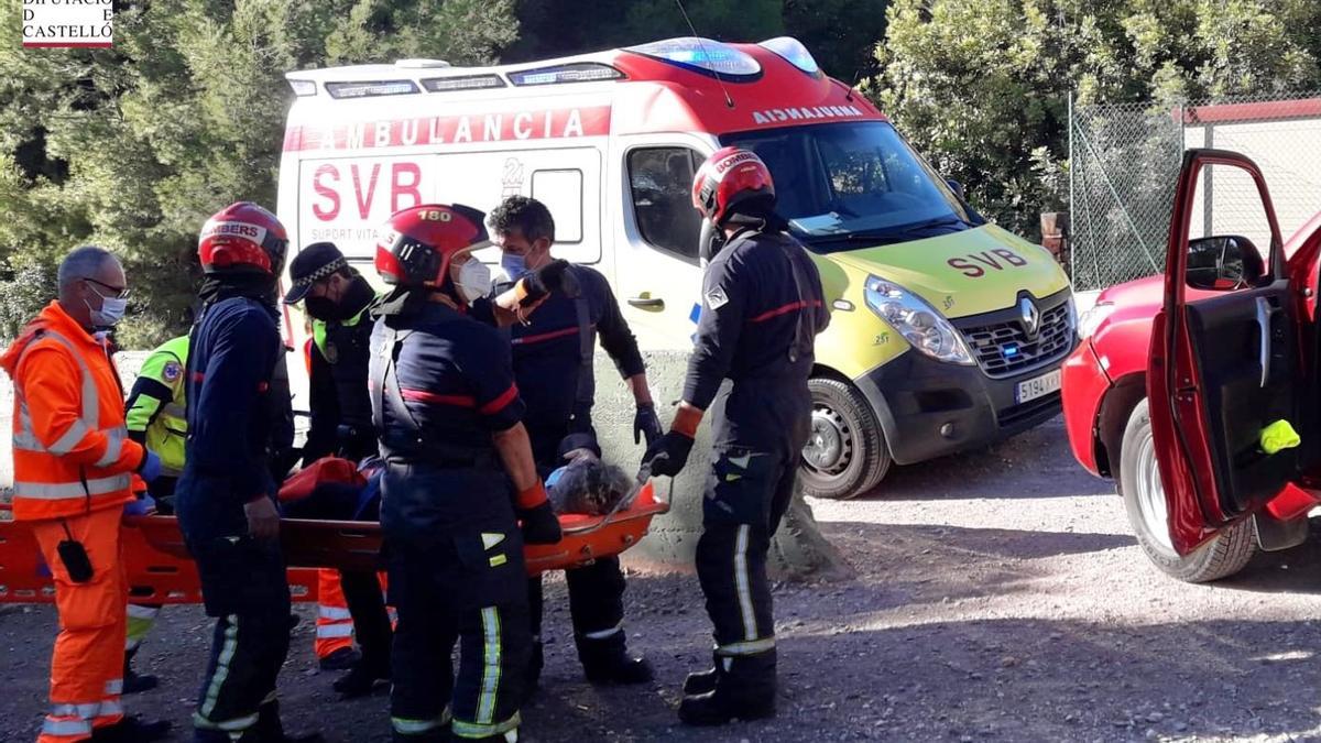 Momento en el que los bomberos y los sanitarios han trasladado a la herida hasta la ambulancia.