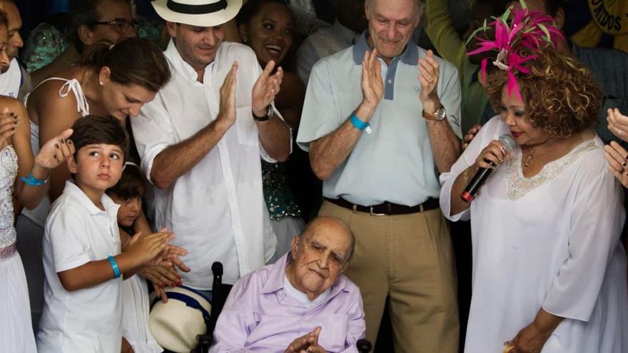 El arquitecto Óscar Niemeyer en una celebración.