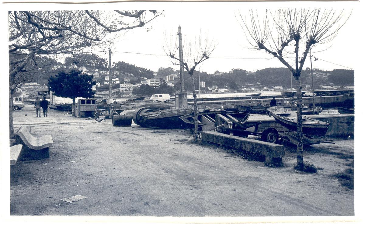 El frente fábrica de la Massó y actual paseo de Bueu, a comienzos de la década de 1970, donde se puede ver el pino en medio de embarcaciones y restos de barcos.