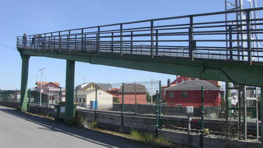 Pasarela sobre la vía del tren en Infesta, Betanzos. | // LA OPINIÓN