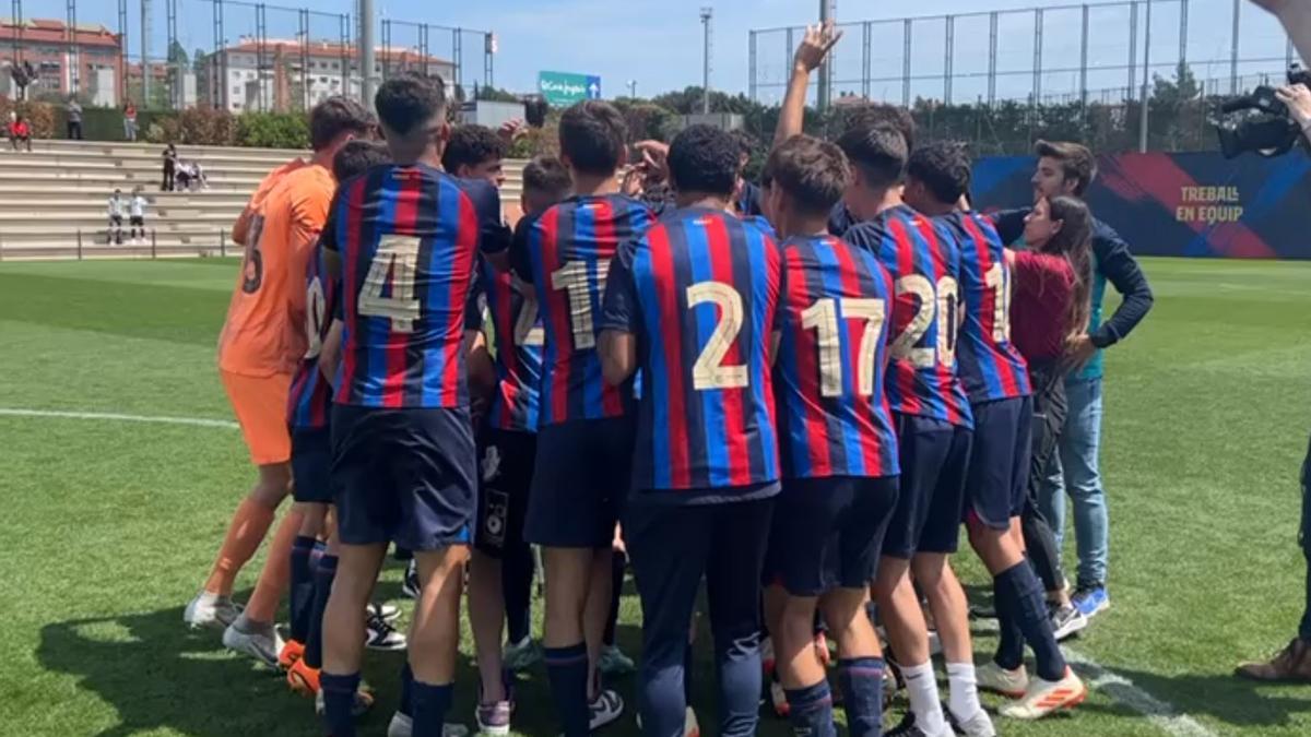 El juvenil A del Barça celebra el título de liga conseguido ante el Cornellà