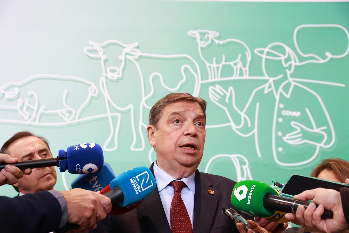 Luis Planas atiende a los medios en unas jornadas recientes.