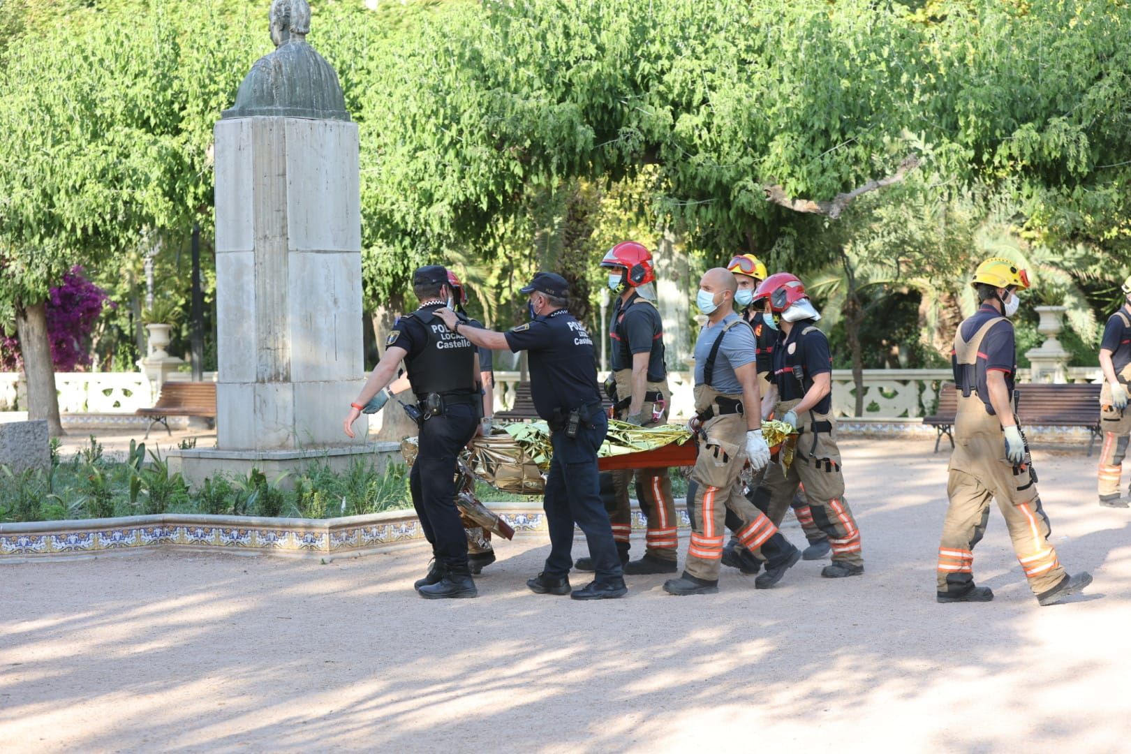 Imagen del rescate del ahogado en el estanque del parque Ribalta