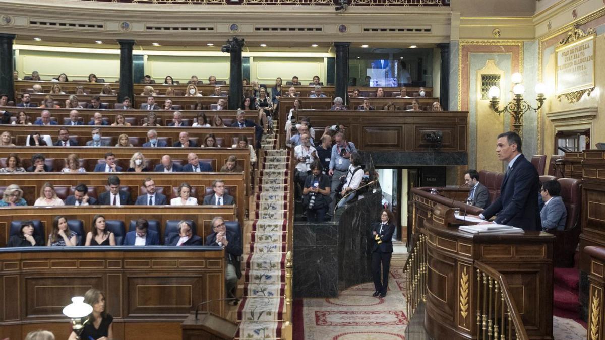 Sánchez interviene en la tribuna del Congreso ante la mirada del líder del PP, Núñez Feijóo, ayer.  | EUROPA PRESS/A. ORTEGA