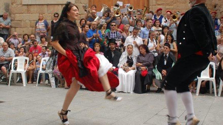 El ball de Déu culmina la festa omplint la plaça de Sant Joan