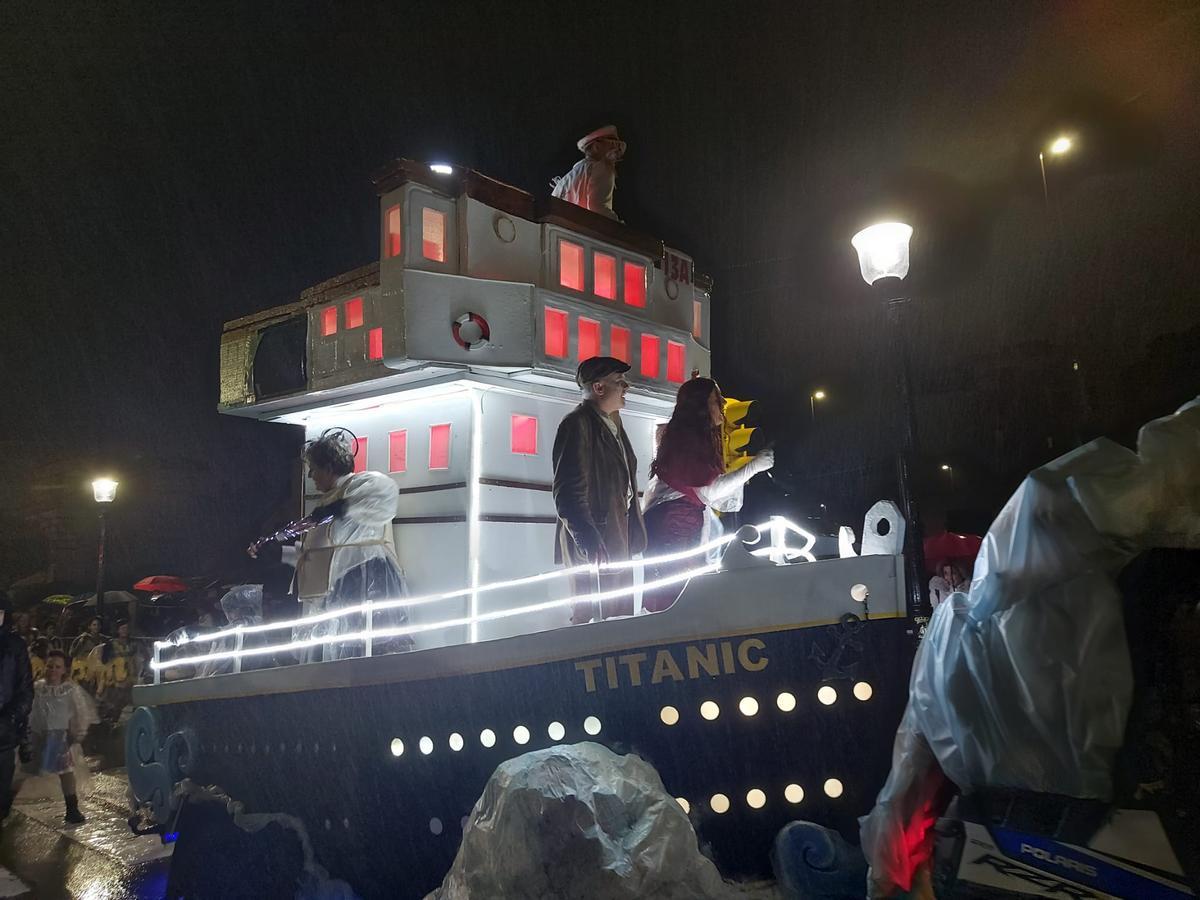 El "Titanic" sale a flote gracias al colectivo "Si me siento no me levanto". Ya quedan pocas agrupaciones para entrar en liza.