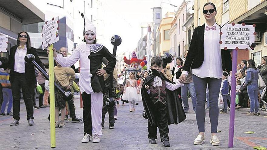 Burriana vence al viento y vive la Cavalcada del Ninot infantil tras aplazarse dos veces