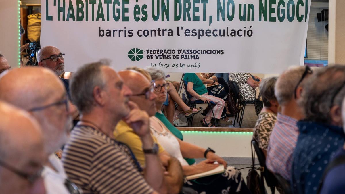 Pancarta reivindicativa durante una asamblea convocada por la Federació en julio.