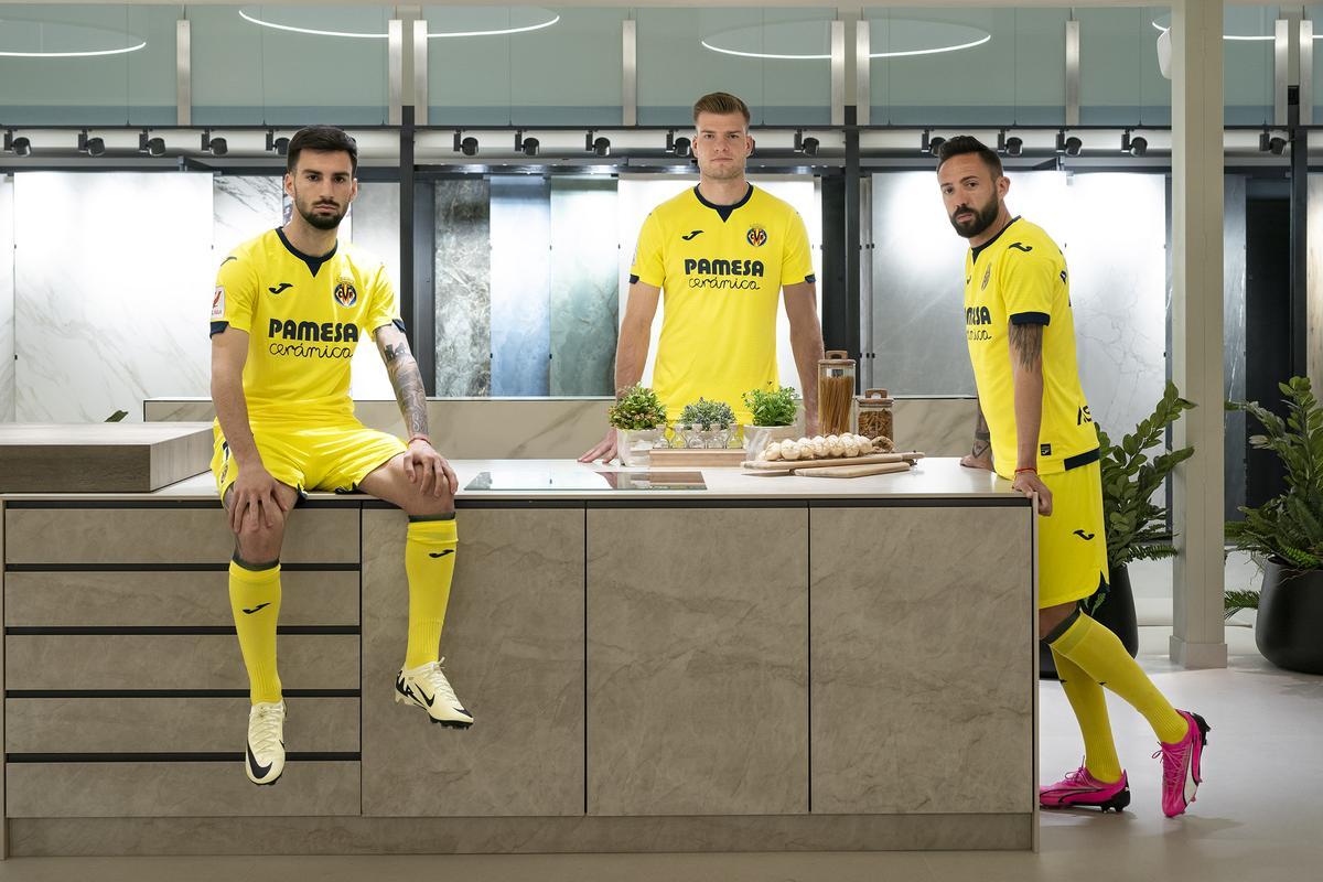 Los jugadores del Villarreal posan en Ascale.