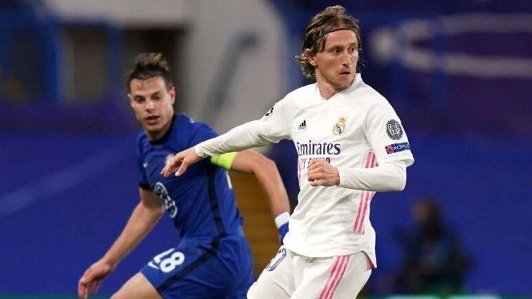 Modric, junto a Azpilicueta, en el Chelsea-Madrid del curso pasado.