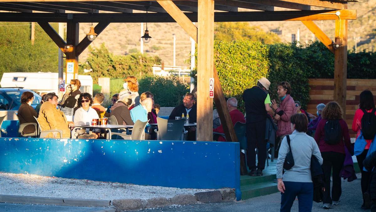 Vecinos y turistas toman algo en el chiringuito del paseo marítimo de La Azohía.