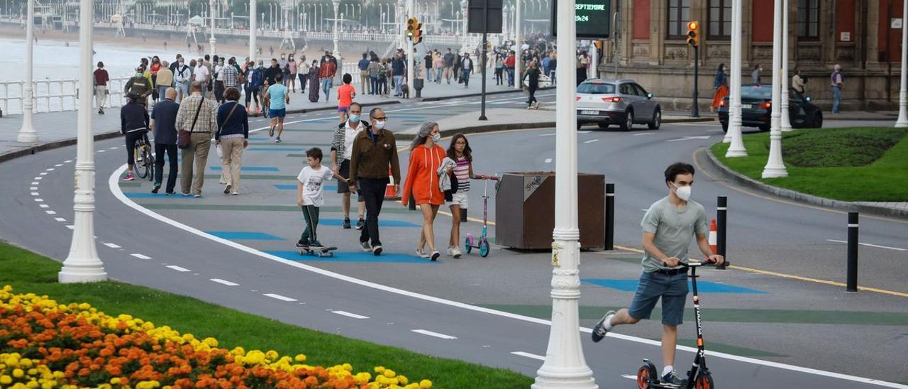 Paseantes en el Muro de San Lorenzo, a la altura de los Jardines del Náutico. | JUAN PLAZA