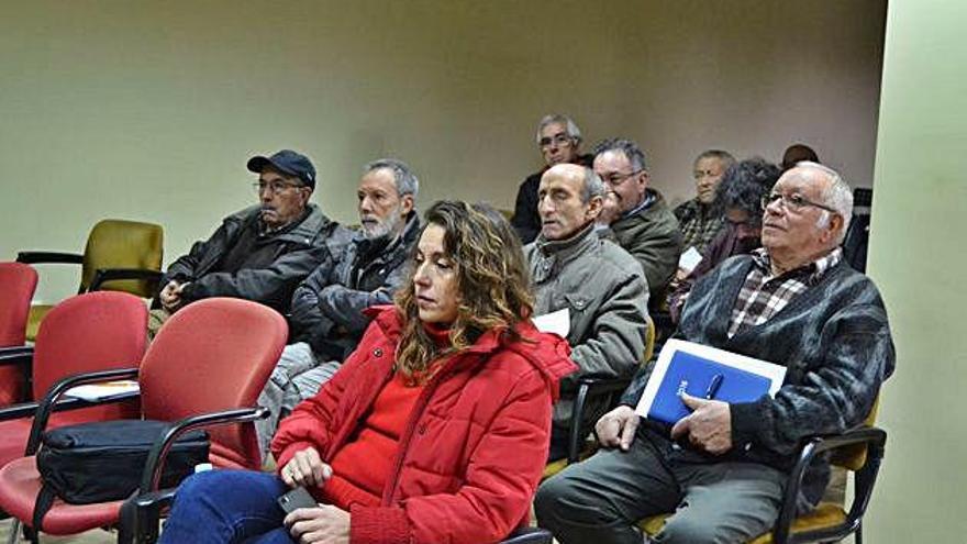 Asistentes a la charla sobre castañicultura organizada en Robleda-Cervantes.