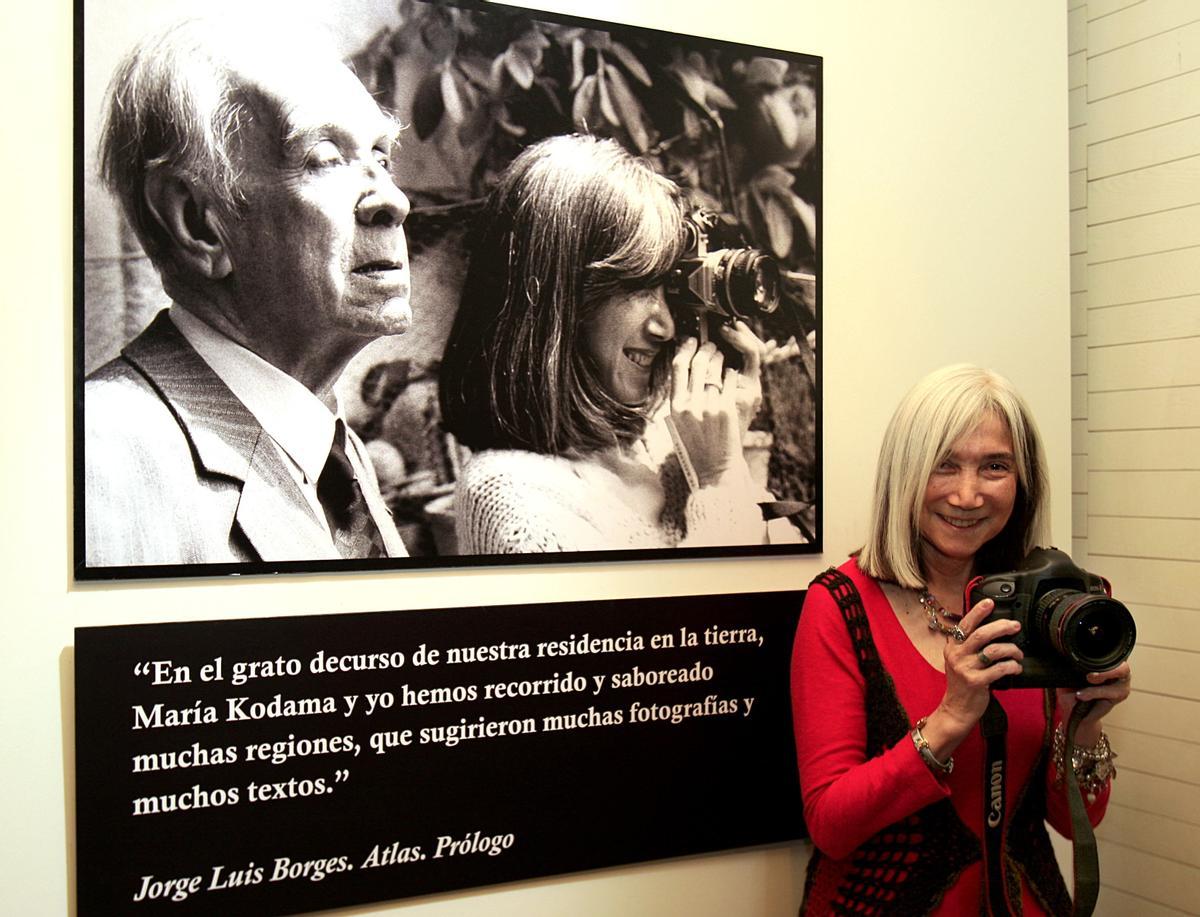  María Kodama, viuda del escritor argentino Jorge Luis Borges junto a una de las fotografías que forma parte de la exposición El Atlas de Borges de 2008.