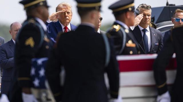 El president dels EUA, Donald Trump, a la base de Dover (Delaware), retent honors a militars morts després de diversos atacs iranians. El president dels EUA, Donald Trump, i el príncep hereu de l’Aràbia Saudita, Mohammed bin Salman, al Tribunal Reial del Palau Al-Yamamah, a Riad, el 13 de maig del 2025. | JIM LO SCALZO / EFE