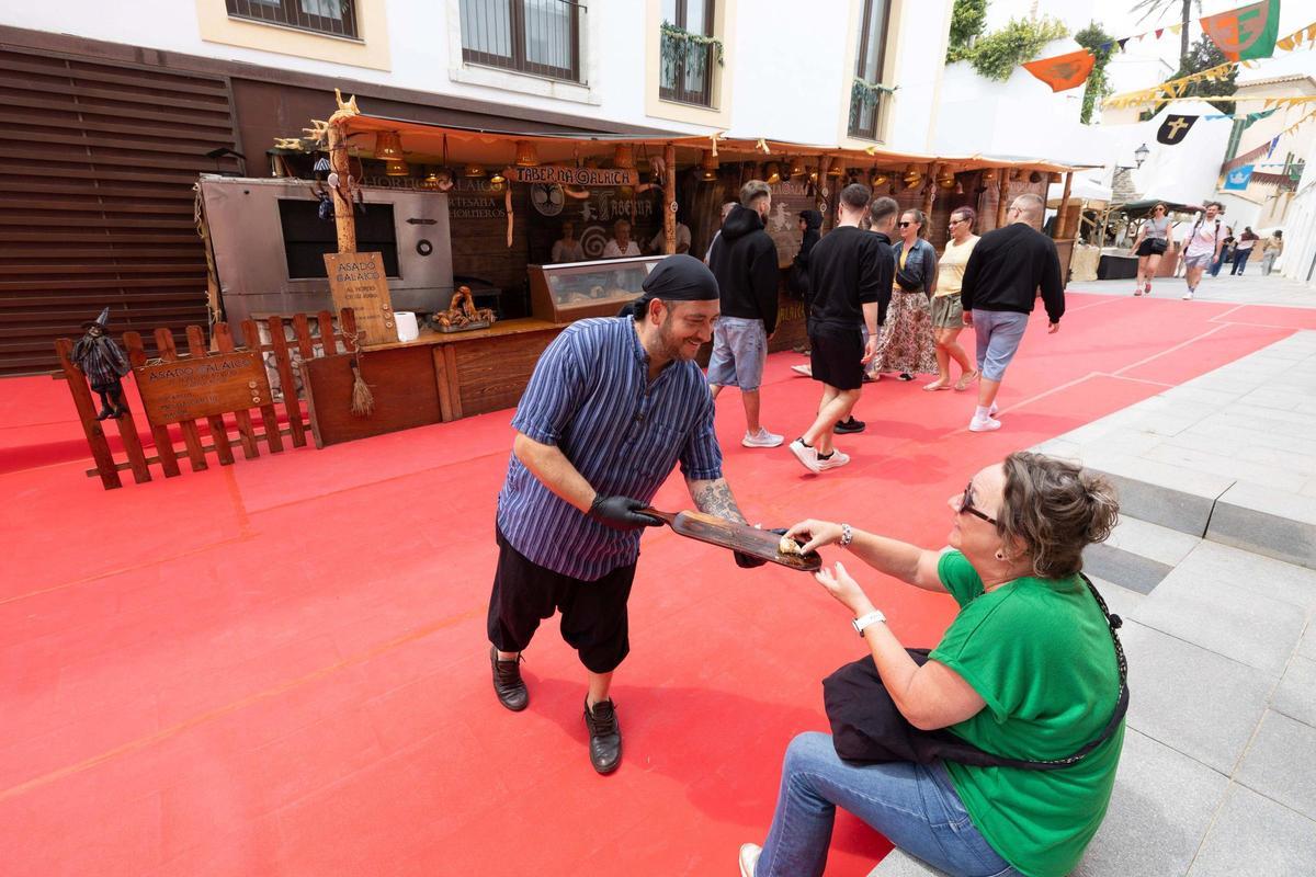 La lluvia ensombrece el primer día de la Feria Ibiza Medieval