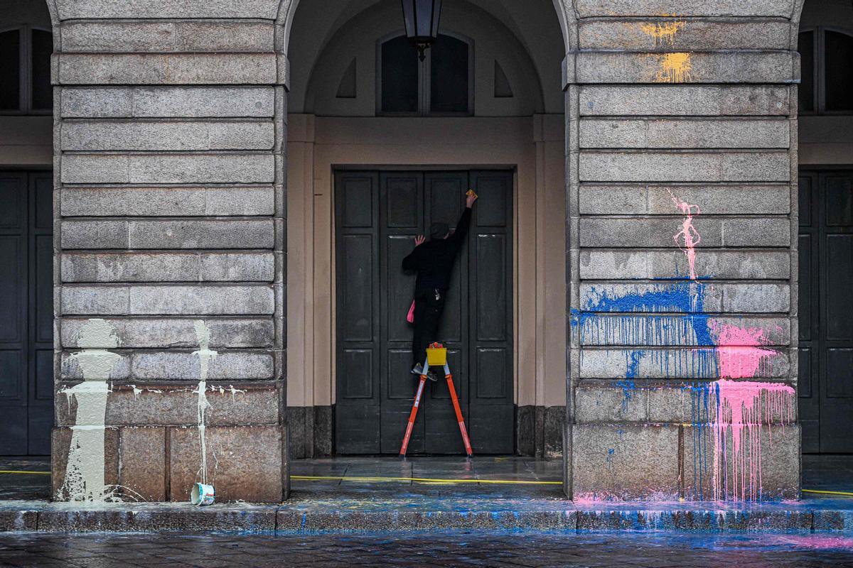 Ecologistas lanzan pintura contra la fachada de La Scala de Milán