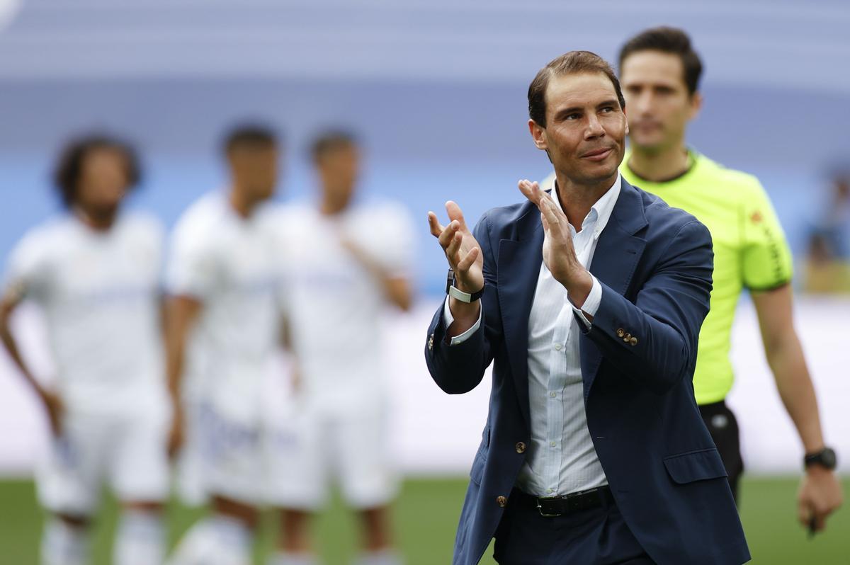Nadal, ovacionado por el Santiago Bernabéu tras realizar un saque de honor.